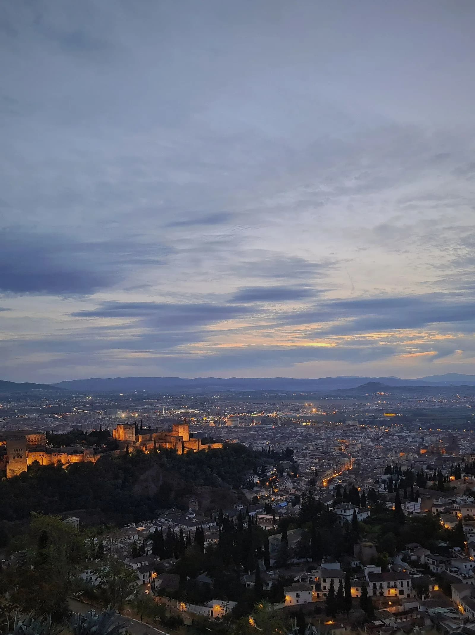 L'Alhambra illuminée au crépuscule au-dessus de Grenade, vue depuis le mirador de San Nicolás