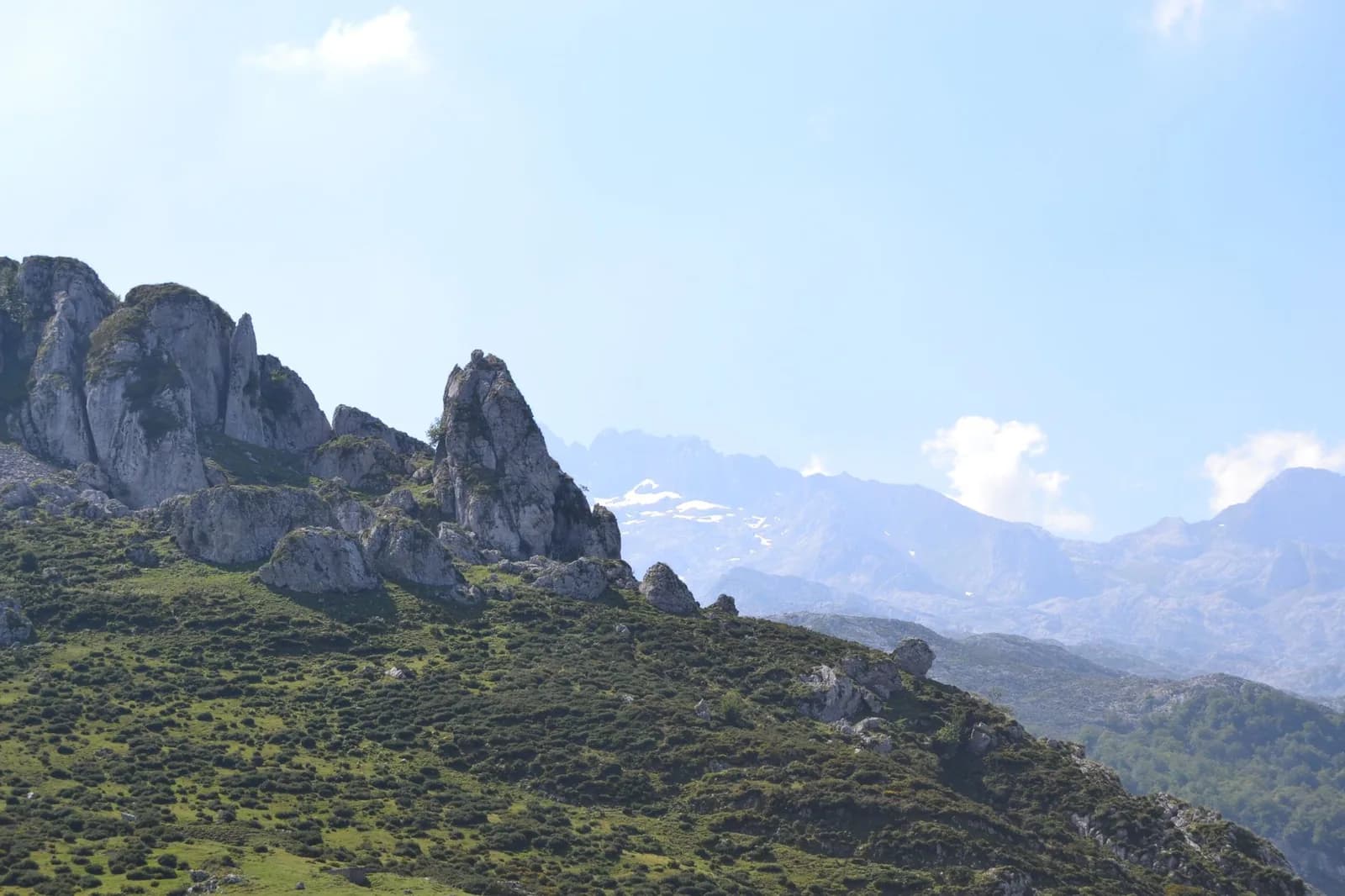 Les Picos de Europa, aiguilles calcaires posées sur des pâturages verts