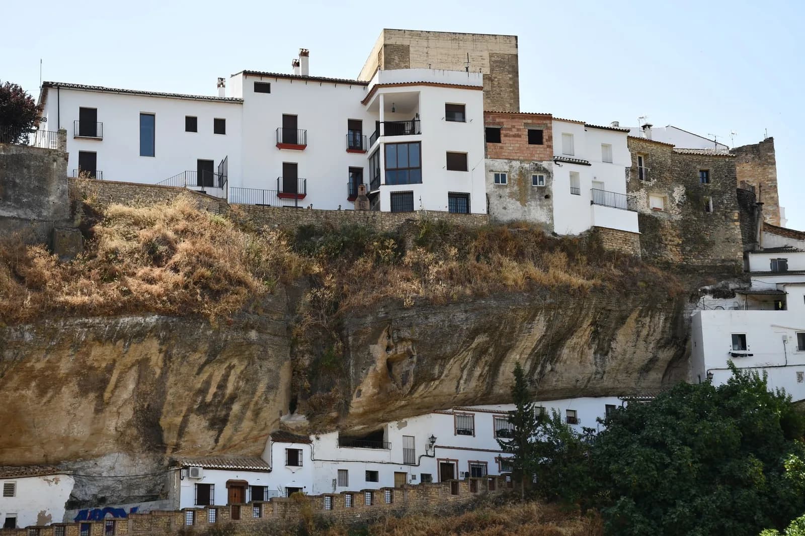 Le village de Setenil de las Bodegas, ses maisons blanches construites sous un surplomb rocheux