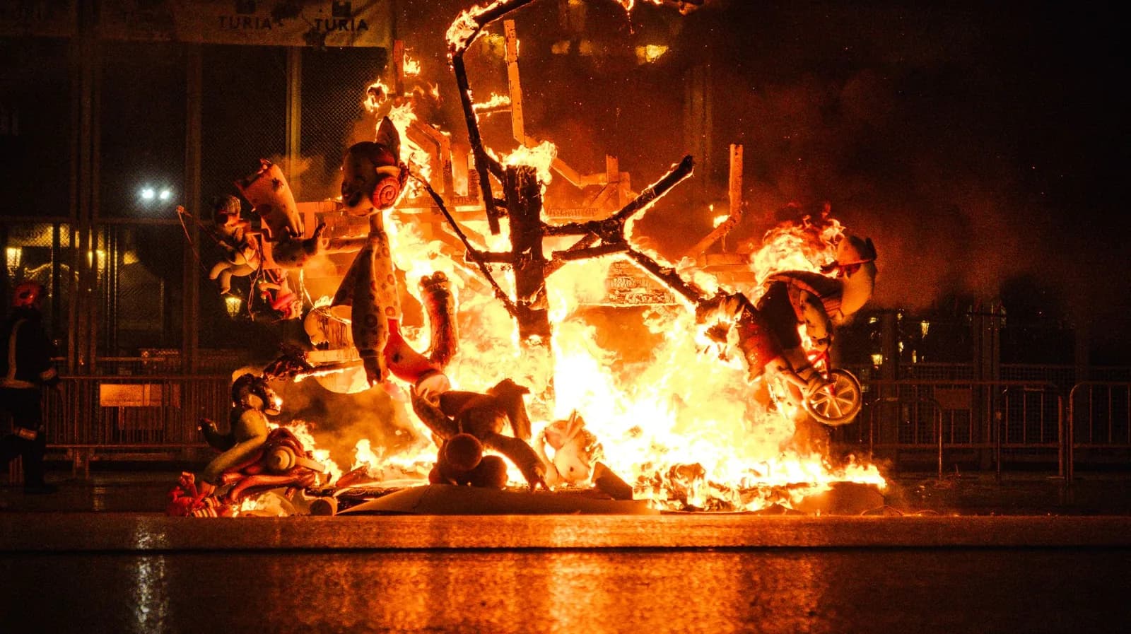 Une falla en flammes pendant la cremà à Valence, ses ninots de carton s'effondrant dans le feu