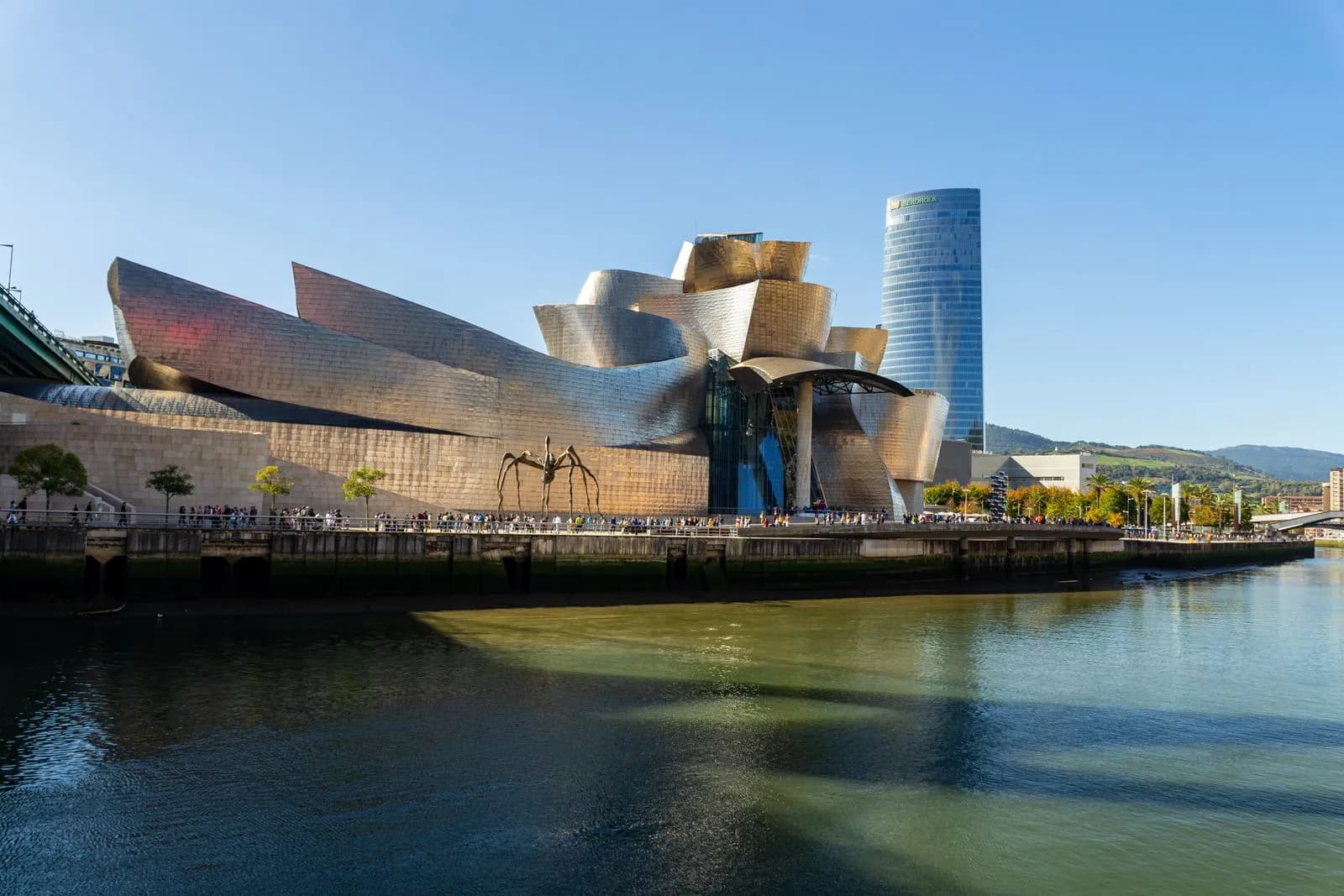 Le musée Guggenheim de Bilbao au bord du Nervión, l'araignée Maman de Louise Bourgeois devant les coques de titane