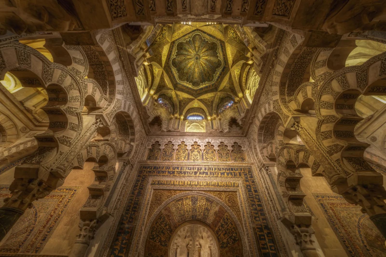 La coupole nervurée et les mosaïques dorées du mihrab de la Mezquita de Cordoue
