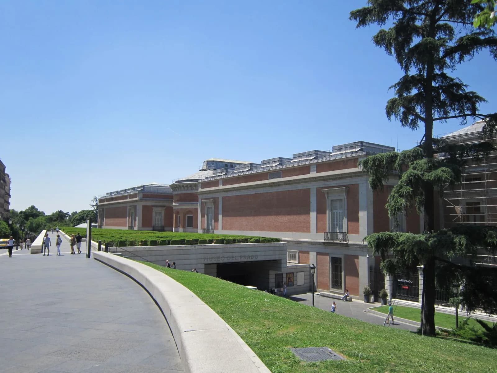 La façade de brique du musée du Prado à Madrid, avec l'entrée creusée sous l'esplanade