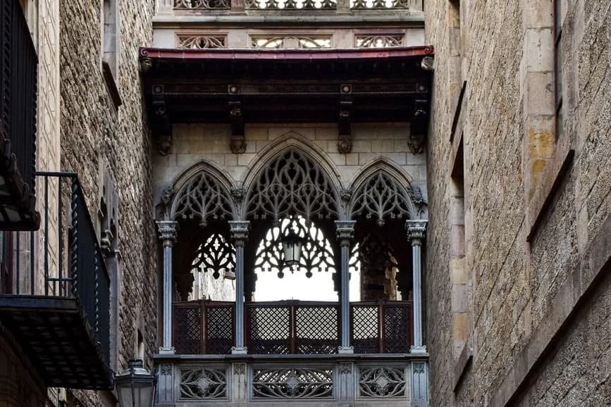 Le pont néogothique de la rue du Bisbe, dans le quartier Gothique de Barcelone