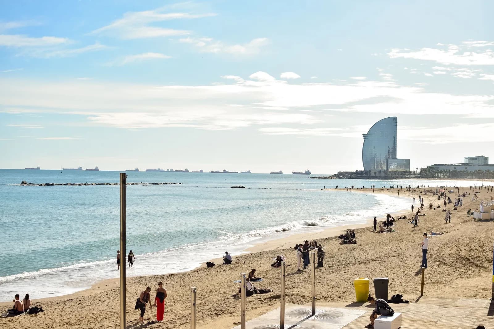 La plage de la Barceloneta à Barcelone, le sable, la promenade et l'hôtel W au fond