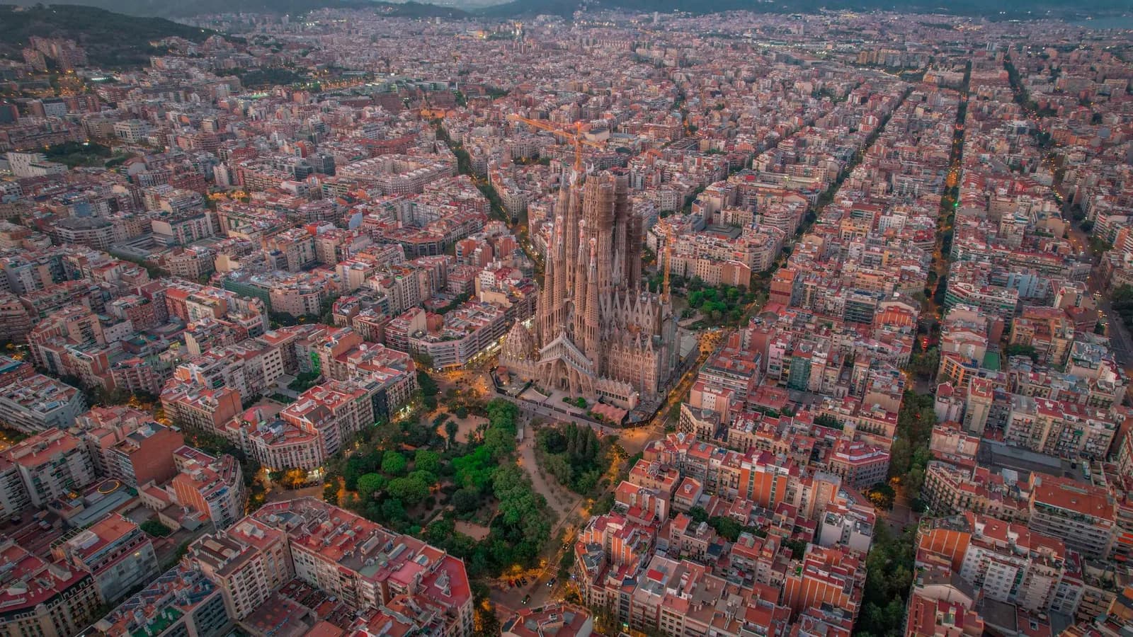 Vue aérienne des îlots carrés de l'Eixample à Barcelone, avec la Sagrada Família au centre