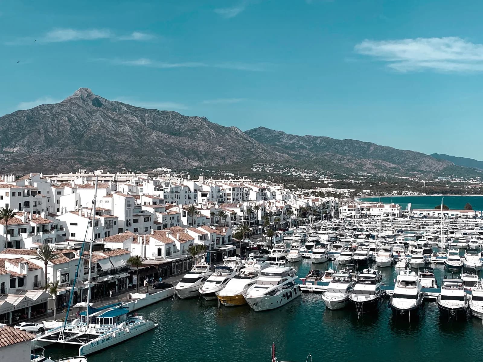 Le port de plaisance de Puerto Banús à Marbella, ses yachts et ses immeubles blancs, le mont La Concha derrière