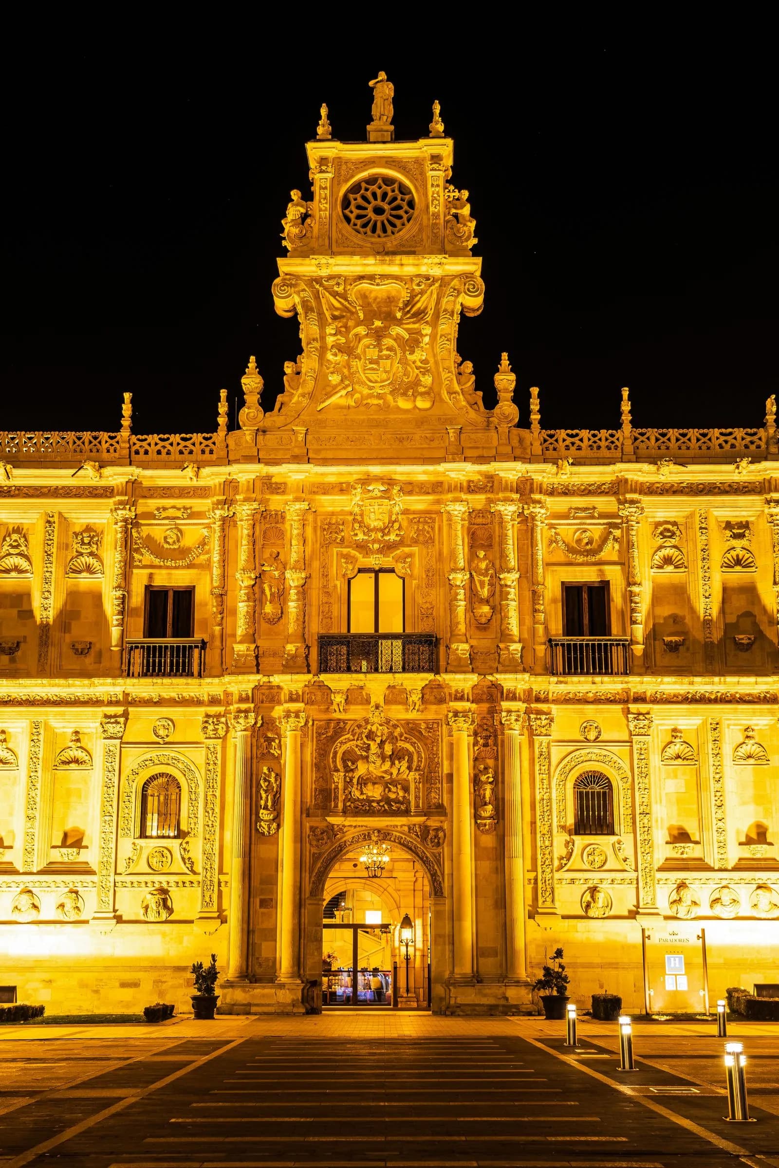 La façade plateresque du Parador de San Marcos à León, éclairée de nuit