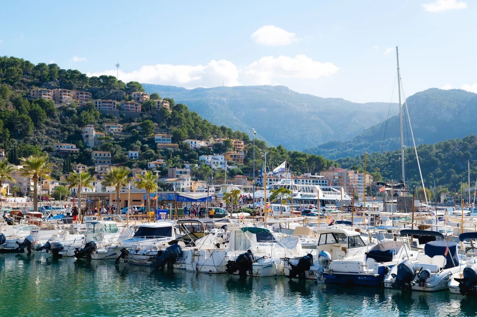 La baie du Port de Sóller à Majorque, sa marina et les montagnes de la Tramuntana autour