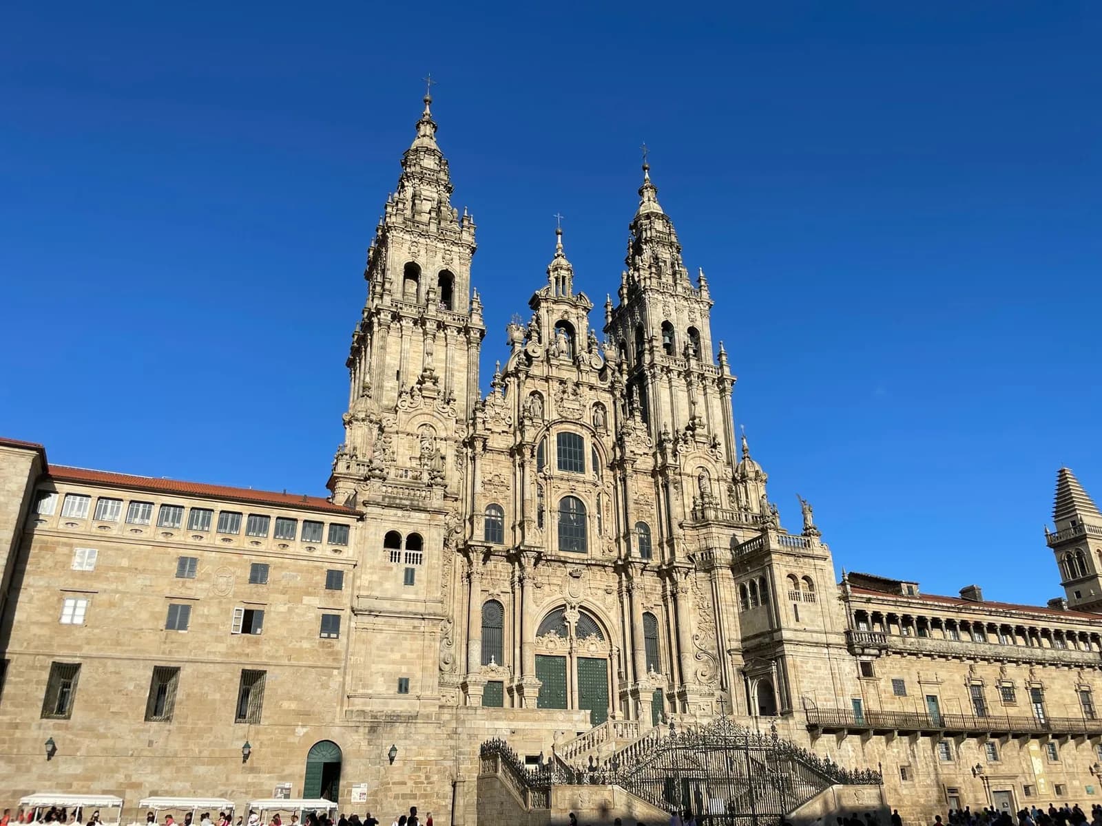 La façade de l'Obradoiro de la cathédrale de Saint-Jacques-de-Compostelle, avec l'ancien hospice des pèlerins sur la gauche