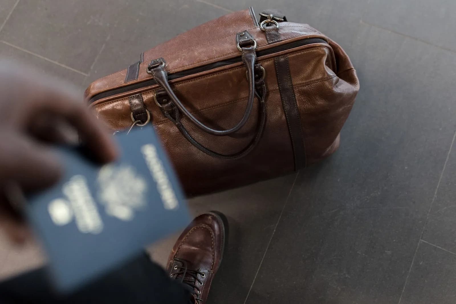 Voyageur avec passeport et sac de voyage, assurance voyage pour l'Espagne