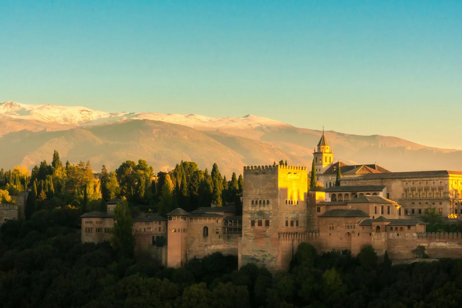 L'Alhambra vue depuis le mirador San Nicolás de l'Albaicín, avec la Sierra Nevada enneigée en arrière-plan