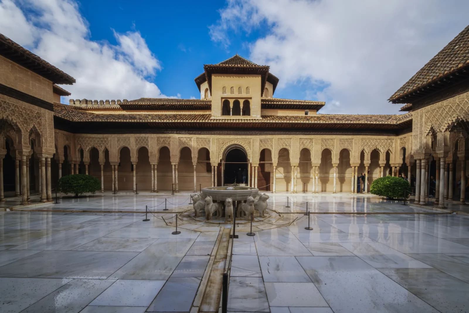 La cour des Lions de l'Alhambra à Grenade, sa fontaine portée par douze lions de pierre et sa forêt de colonnes de marbre
