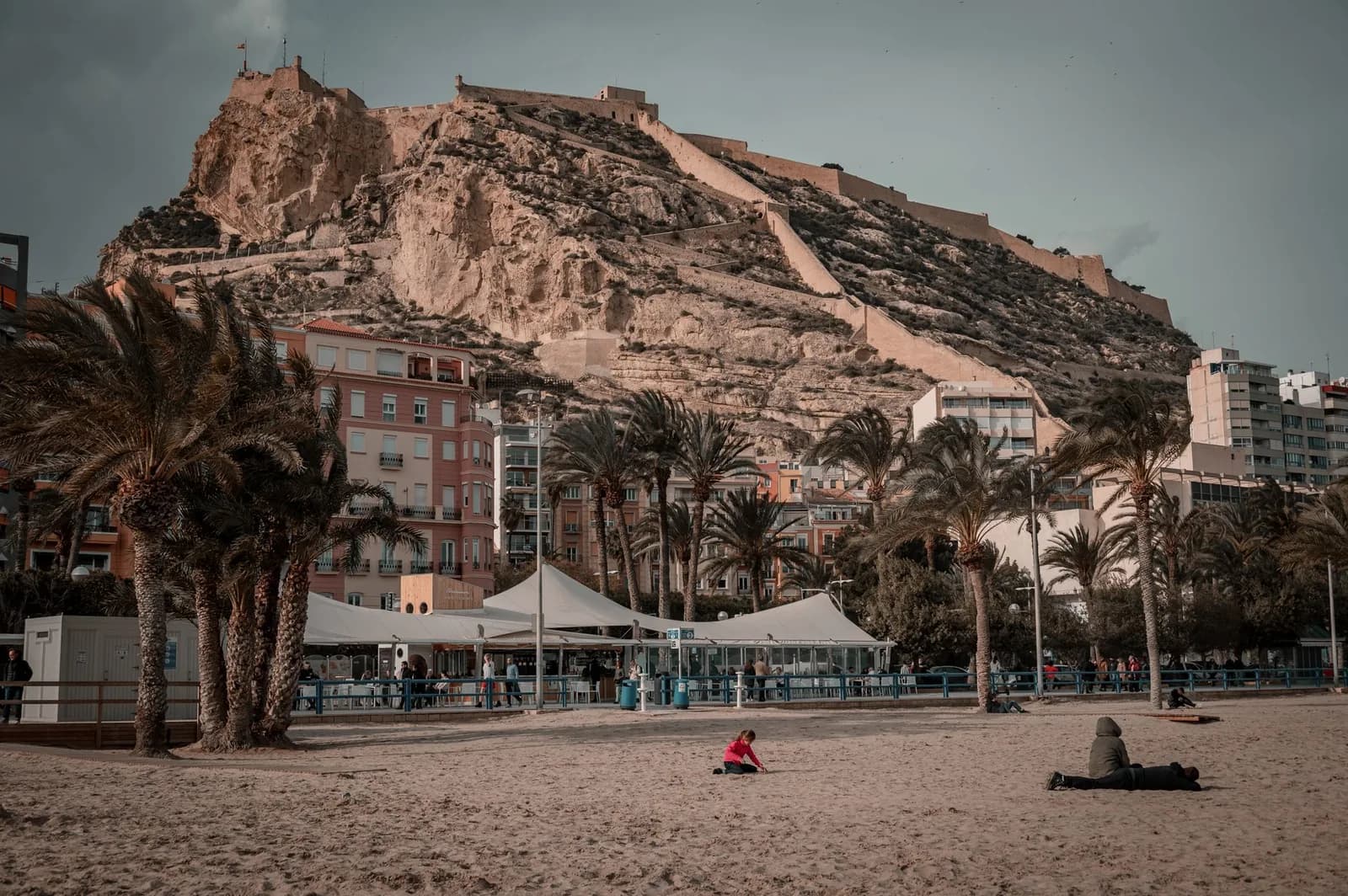 La plage du Postiguet à Alicante, avec la ville et le mont Benacantil en arrière-plan