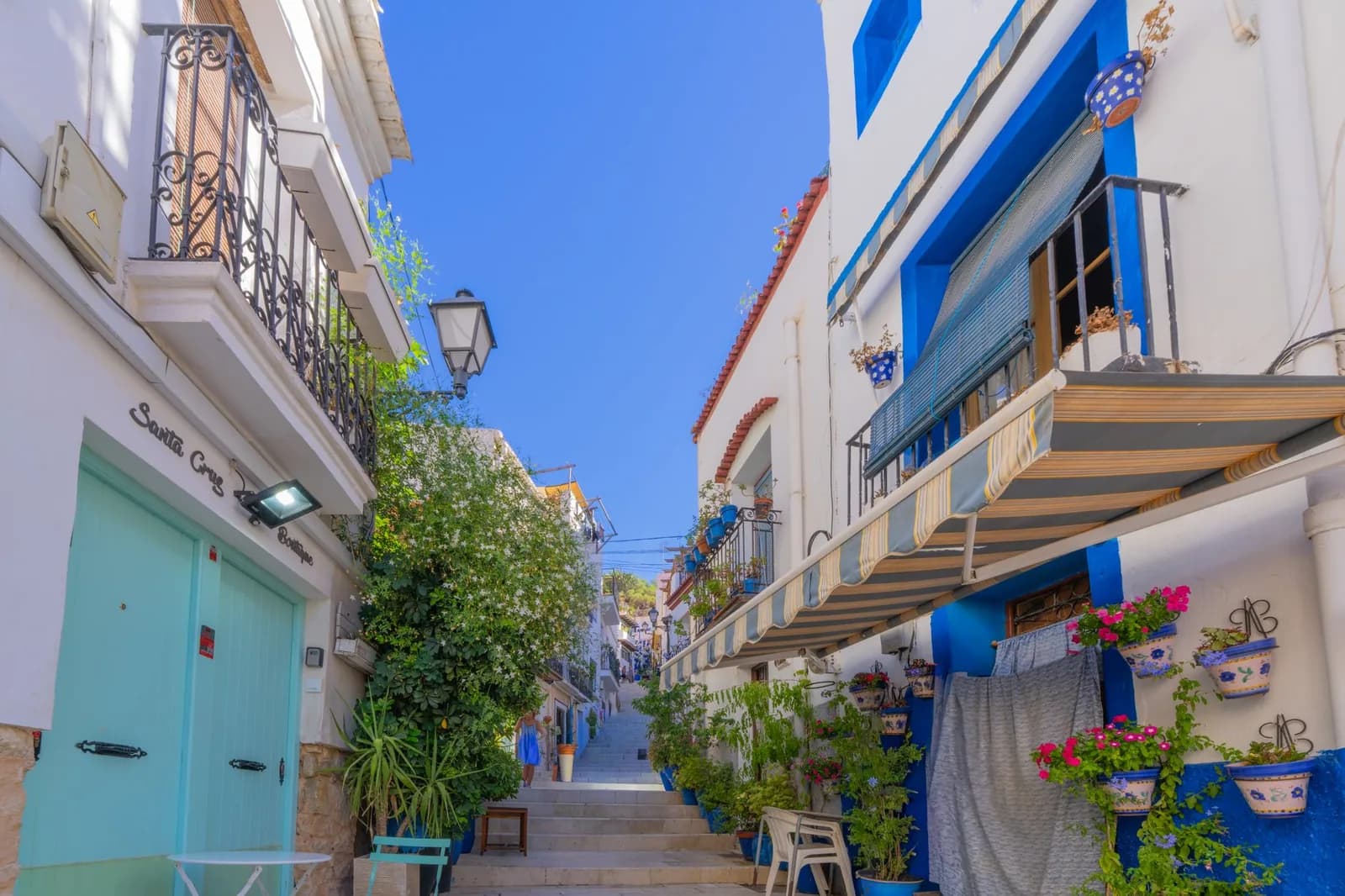 Une ruelle blanche et fleurie du quartier de Santa Cruz, au pied du château d'Alicante