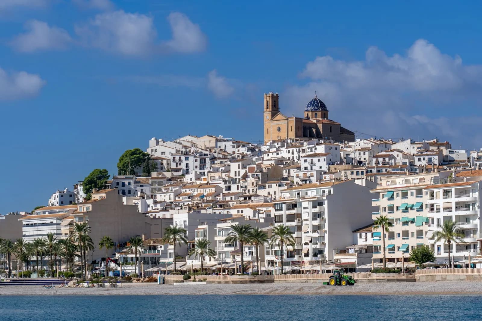 La vieille ville blanche d'Altea et les dômes bleus de l'église Nuestra Señora del Consuelo