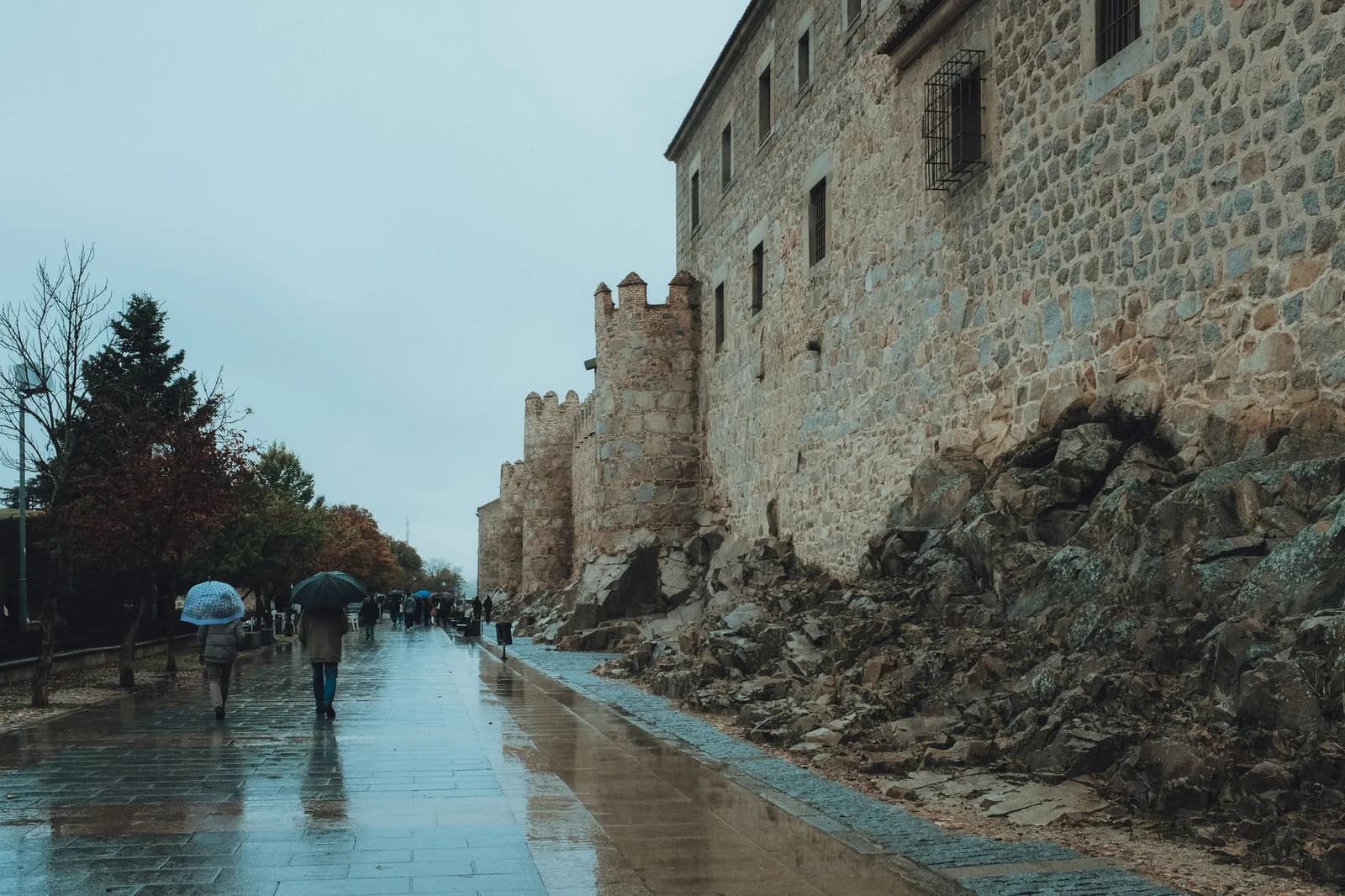Les remparts médiévaux d'Ávila et leurs tours crénelées, un jour de pluie