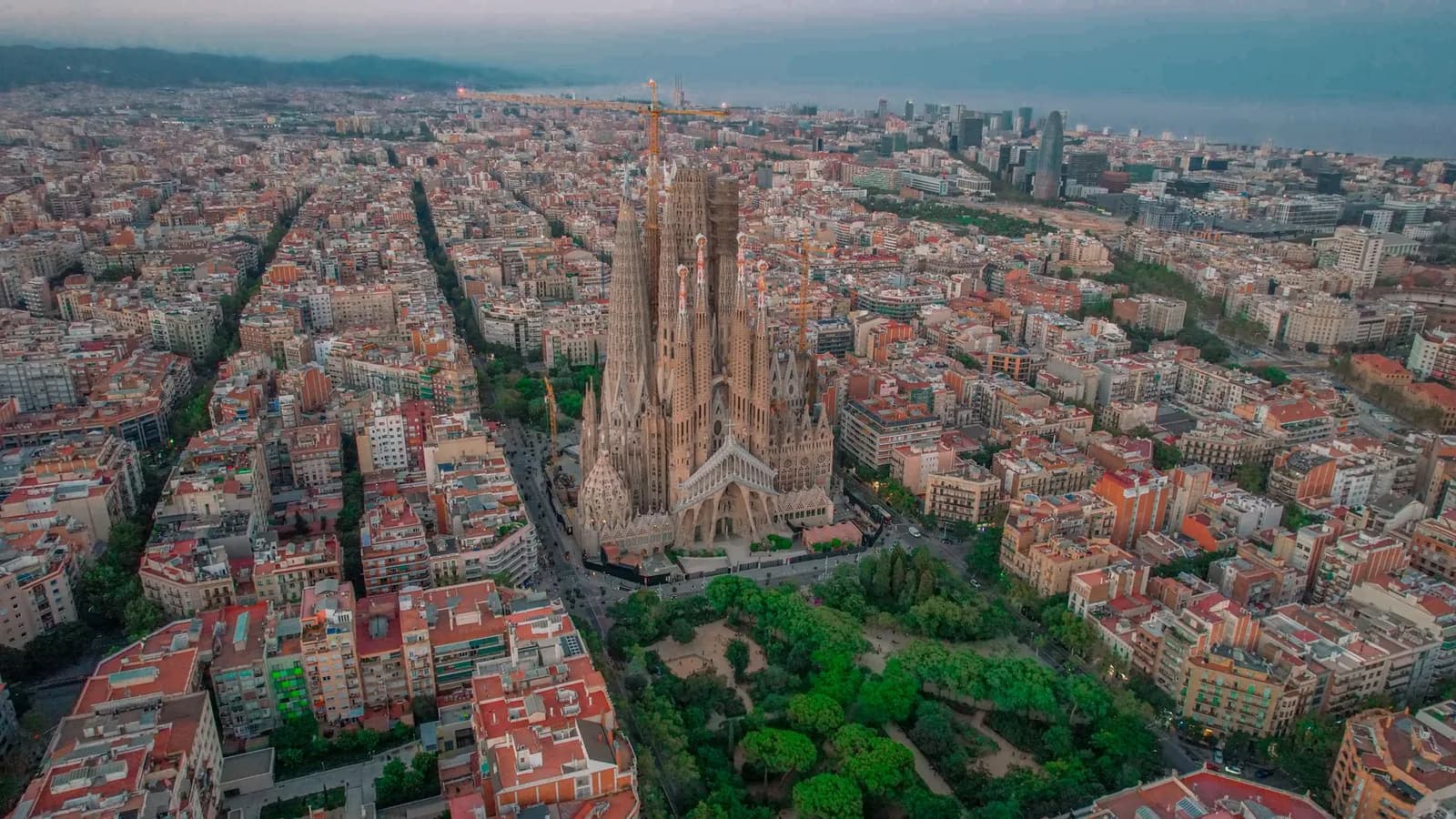 Vue aérienne de Barcelone avec la Sagrada Familia et le quartier de l'Eixample