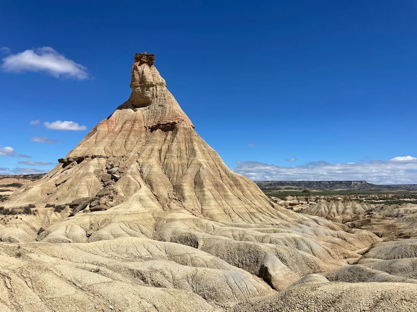 Le Castildetierra, cheminée de fée des Bardenas Reales en Navarre, dressée au milieu d'un semi-désert d'argile
