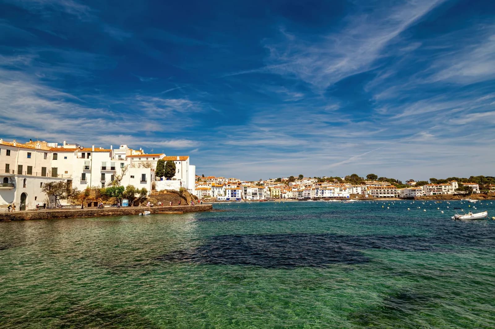 Le village blanc de Cadaqués sur la Costa Brava, son église sur le promontoire et sa baie aux eaux vertes