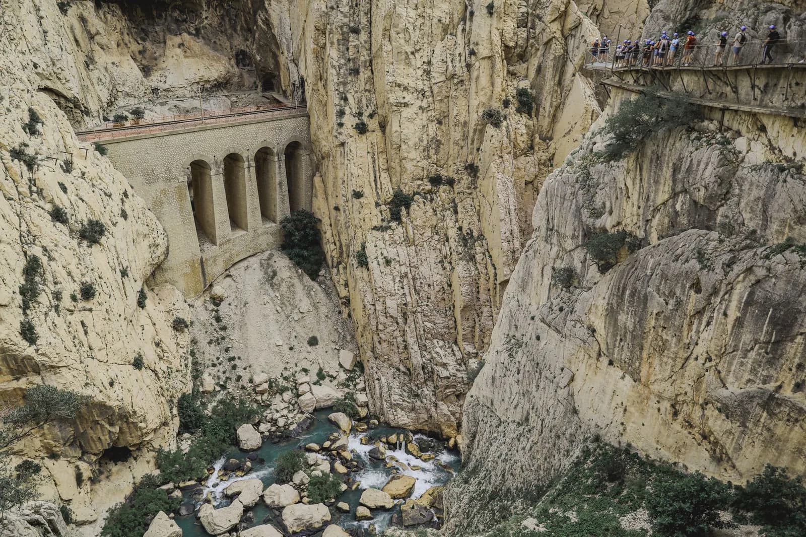 Passerelles en bois du Caminito del Rey accrochées à la falaise au-dessus des gorges des Gaitanes, province de Málaga
