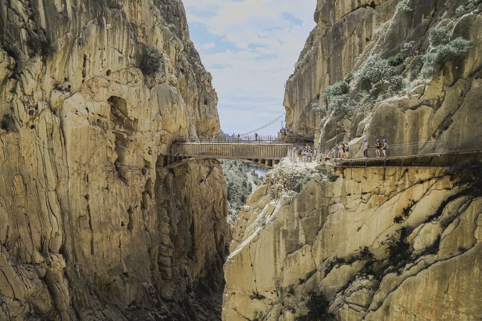 Pont suspendu du Caminito del Rey au-dessus du défilé étroit des Gaitanes, avec des marcheurs sur les passerelles
