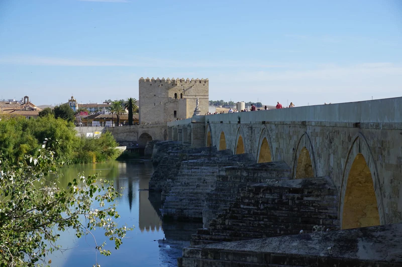 Le pont romain de Cordoue sur le Guadalquivir, ses avant-becs et la tour de la Calahorra à l'autre extrémité