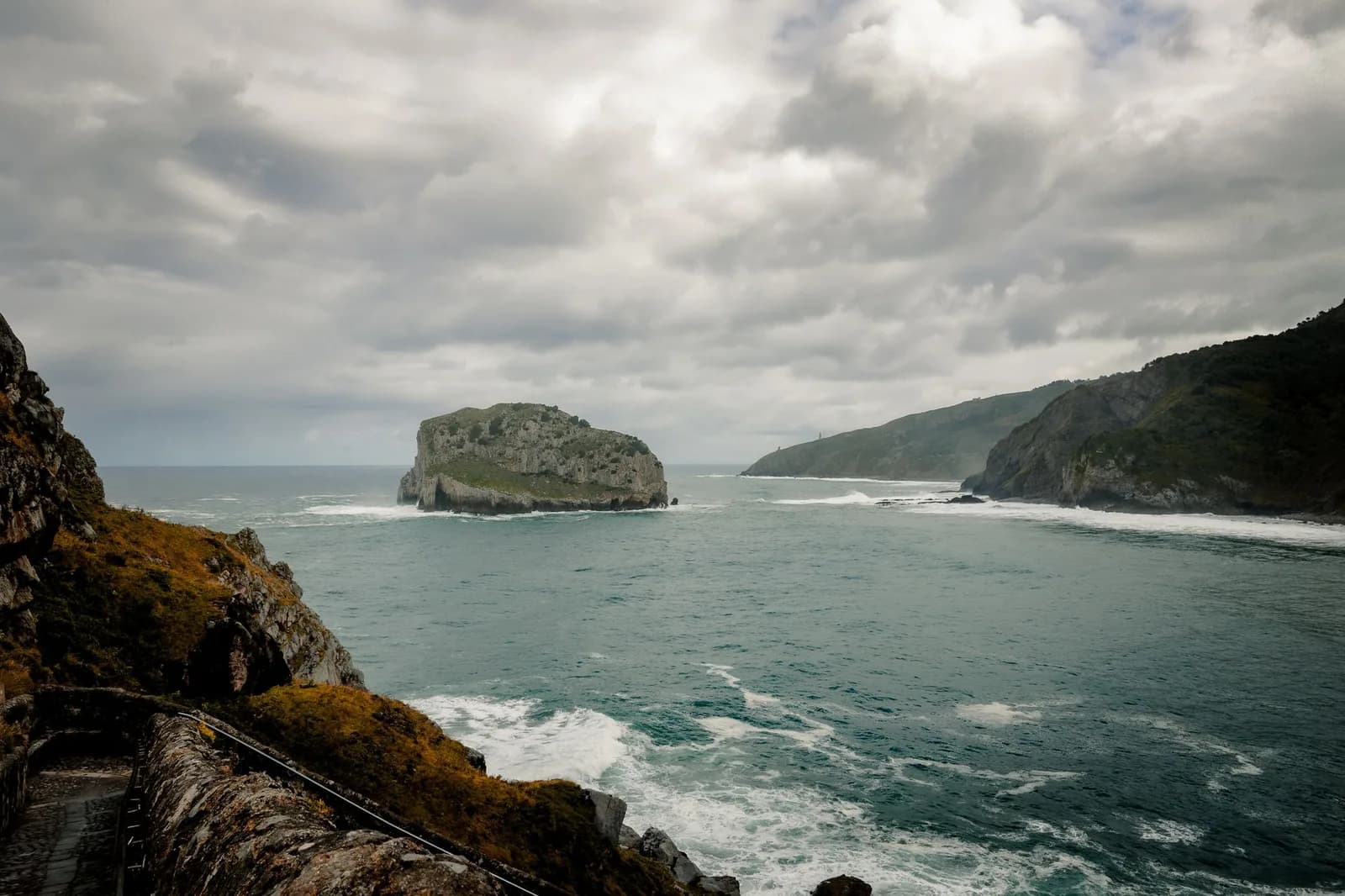 La côte basque près de Gaztelugatxe, l'îlot d'Aketx et l'escalier de pierre sous un ciel couvert
