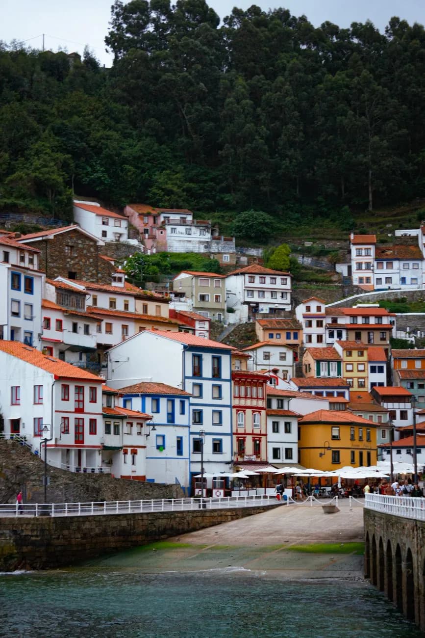 Le village de Cudillero dans les Asturies, ses maisons colorées empilées en amphithéâtre au-dessus du port