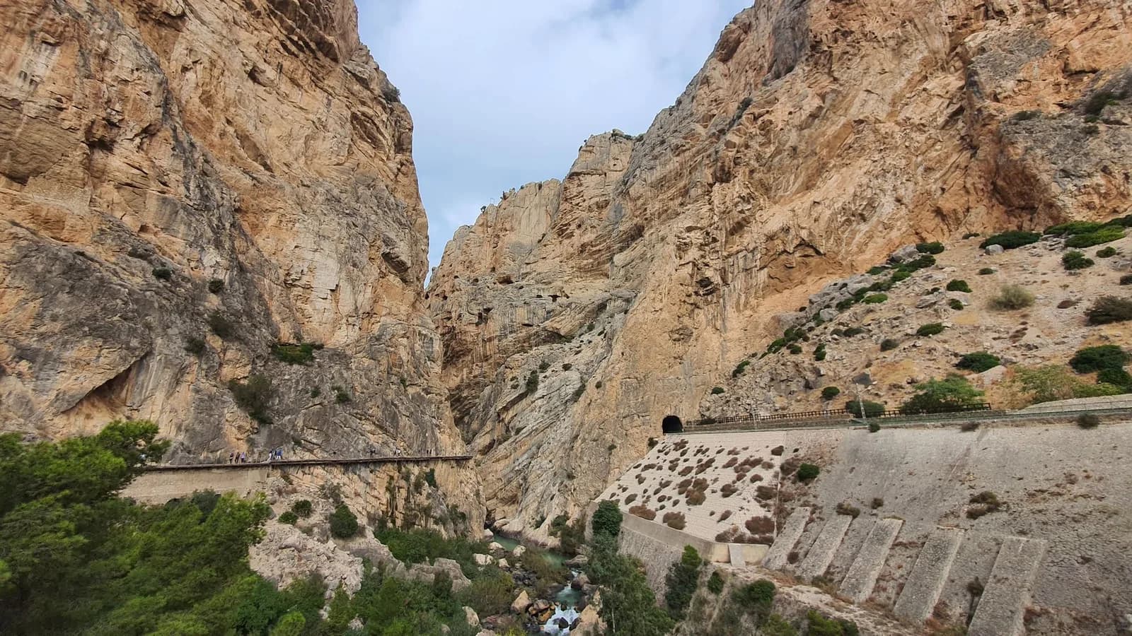 Gorges et falaises d'El Chorro vues de loin, avec la passerelle du Caminito del Rey et le canal en contrebas