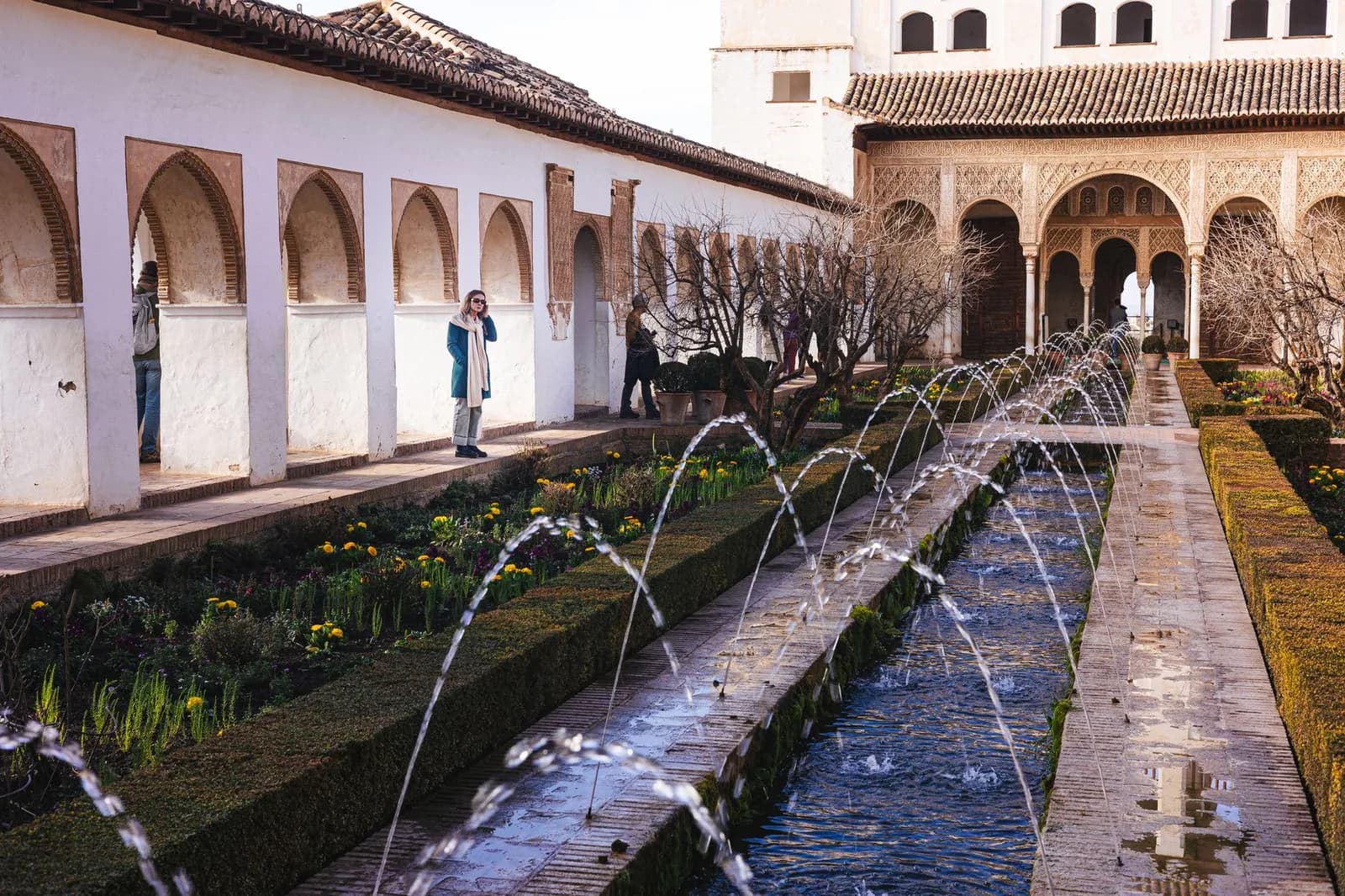 Le patio de l'Acequia au Generalife de Grenade, son long bassin traversé de jets d'eau croisés et sa galerie d'arcades