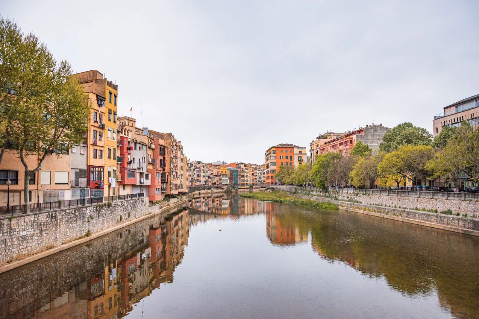Les maisons colorées de Gérone au bord de l'Onyar, reflétées dans la rivière