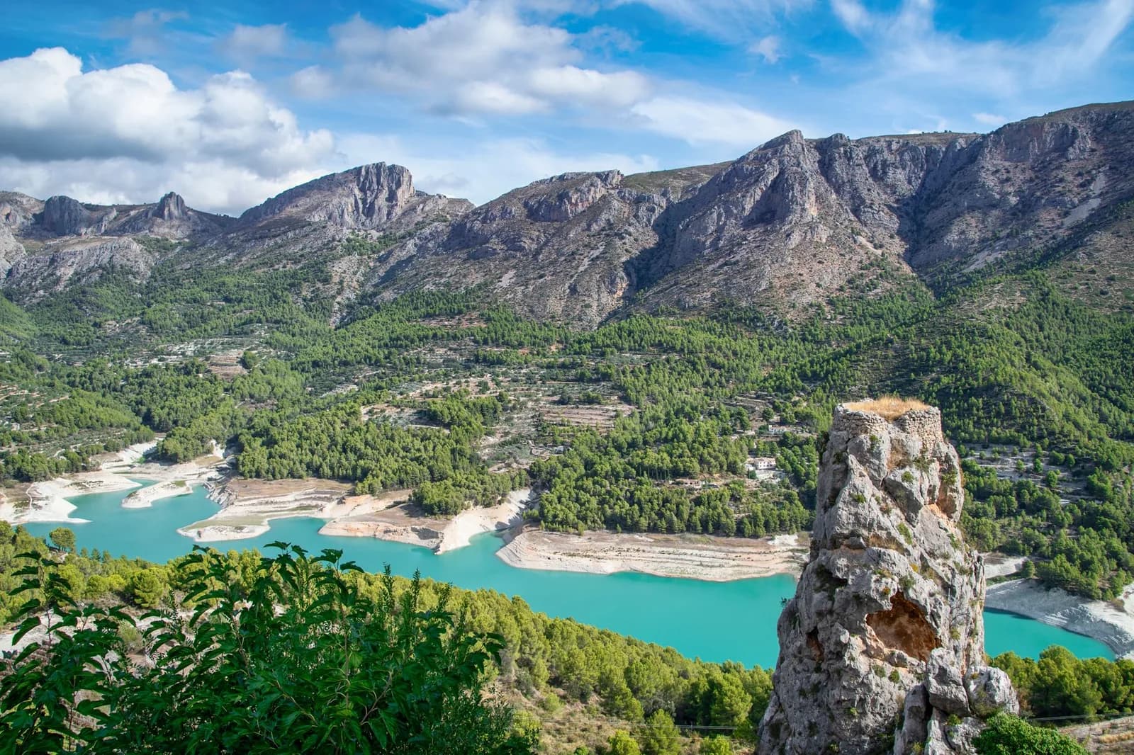Le lac de barrage turquoise de Guadalest, entre les montagnes de la Costa Blanca
