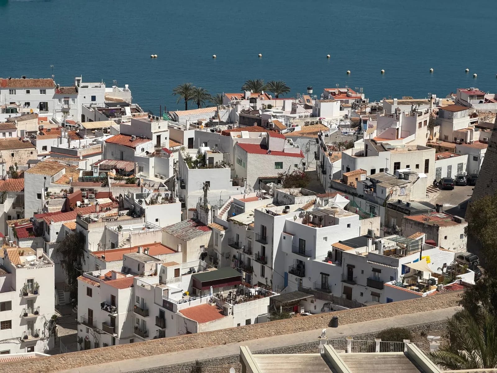 Les toits blancs d'Ibiza vus depuis les remparts de Dalt Vila, avec la mer au fond