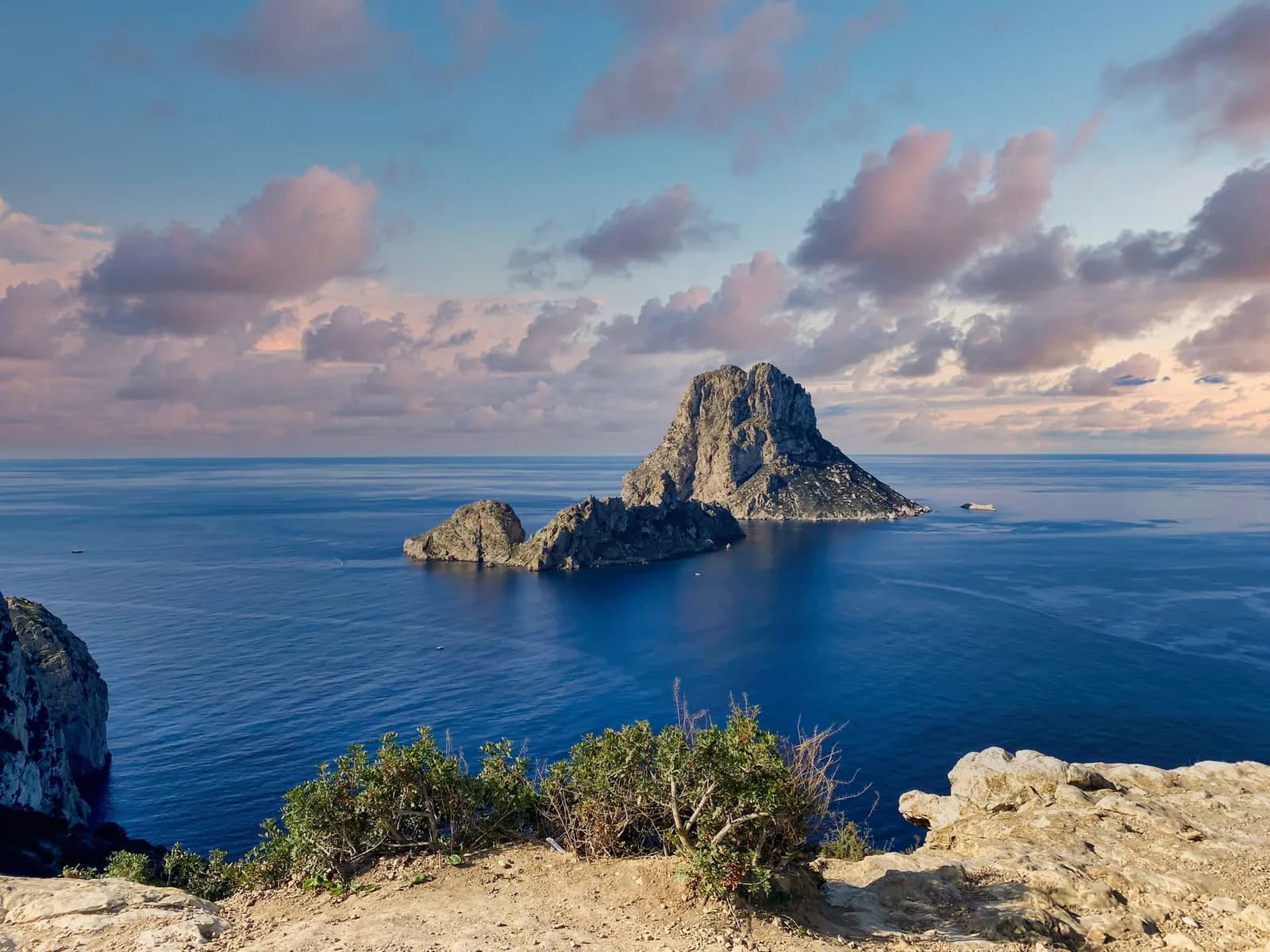 Le rocher d'Es Vedrà au large de la côte sud-ouest d'Ibiza, vu depuis les falaises d'Es Cubells au crépuscule