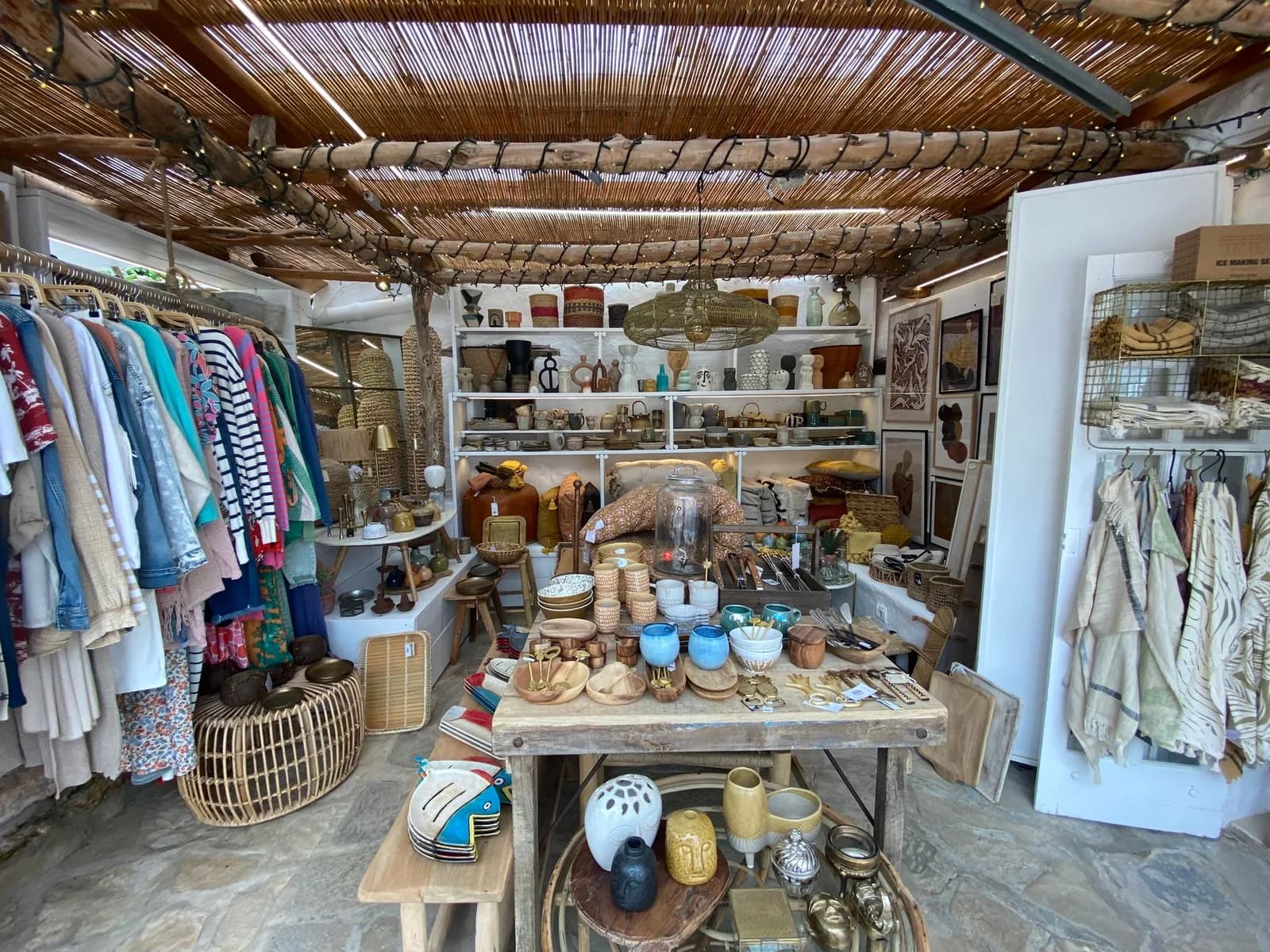 Boutique d'artisanat et de vêtements bohèmes à Santa Gertrudis, dans le style des marchés hippies d'Ibiza