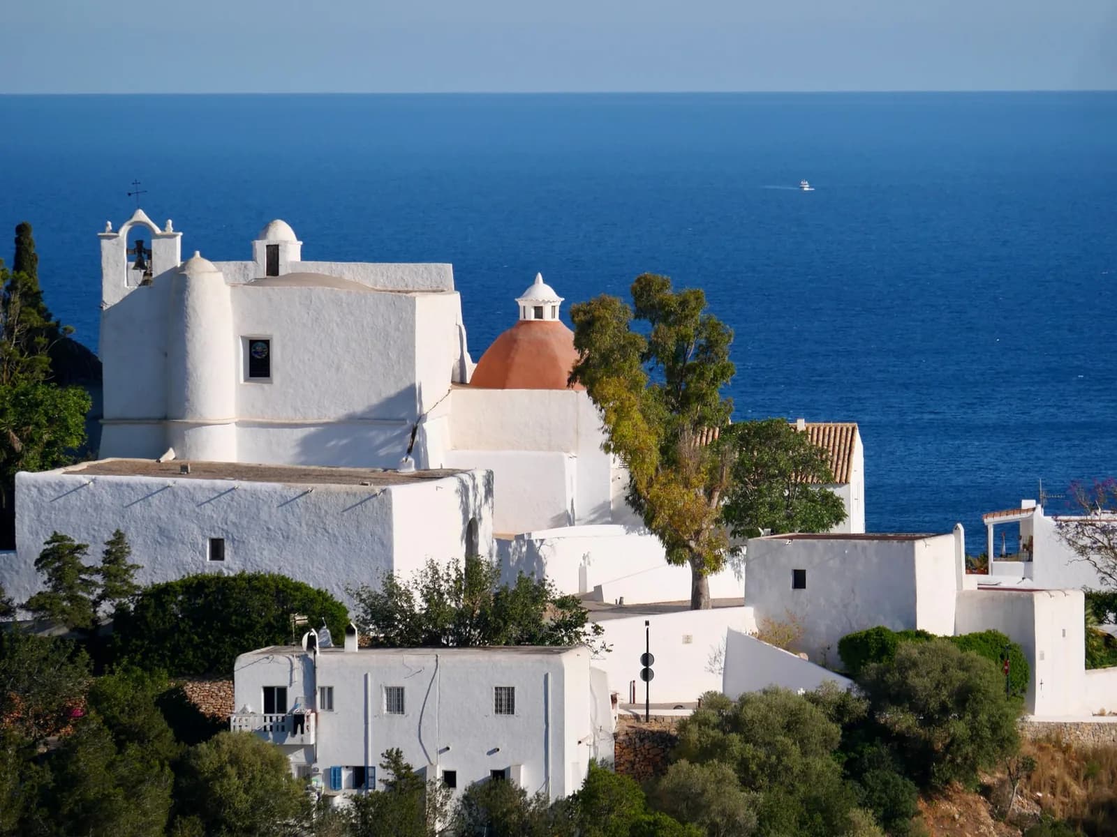 Église blanche sur les hauteurs de la côte d'Ibiza, au-dessus de la Méditerranée