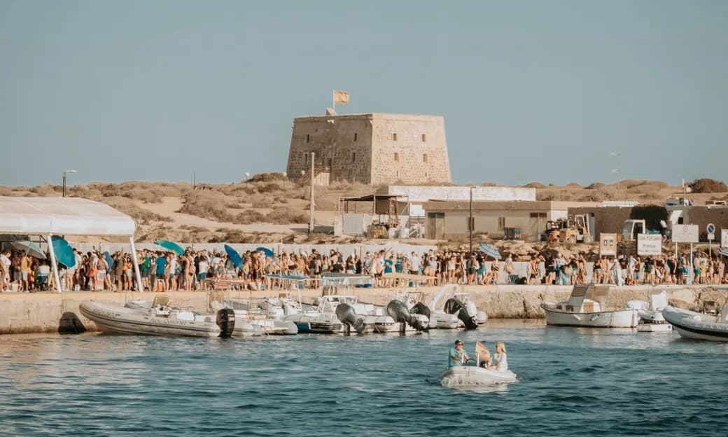 Le port de l'île de Tabarca et sa tour fortifiée, avec les bateaux venus d'Alicante et de Santa Pola