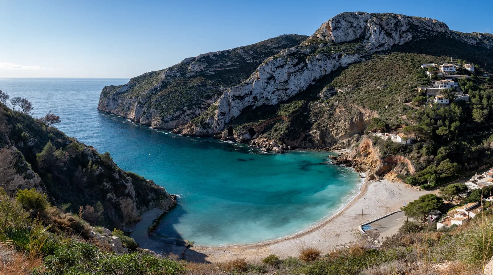 Une crique d'eau claire au pied des falaises à Jávea, sur la Costa Blanca