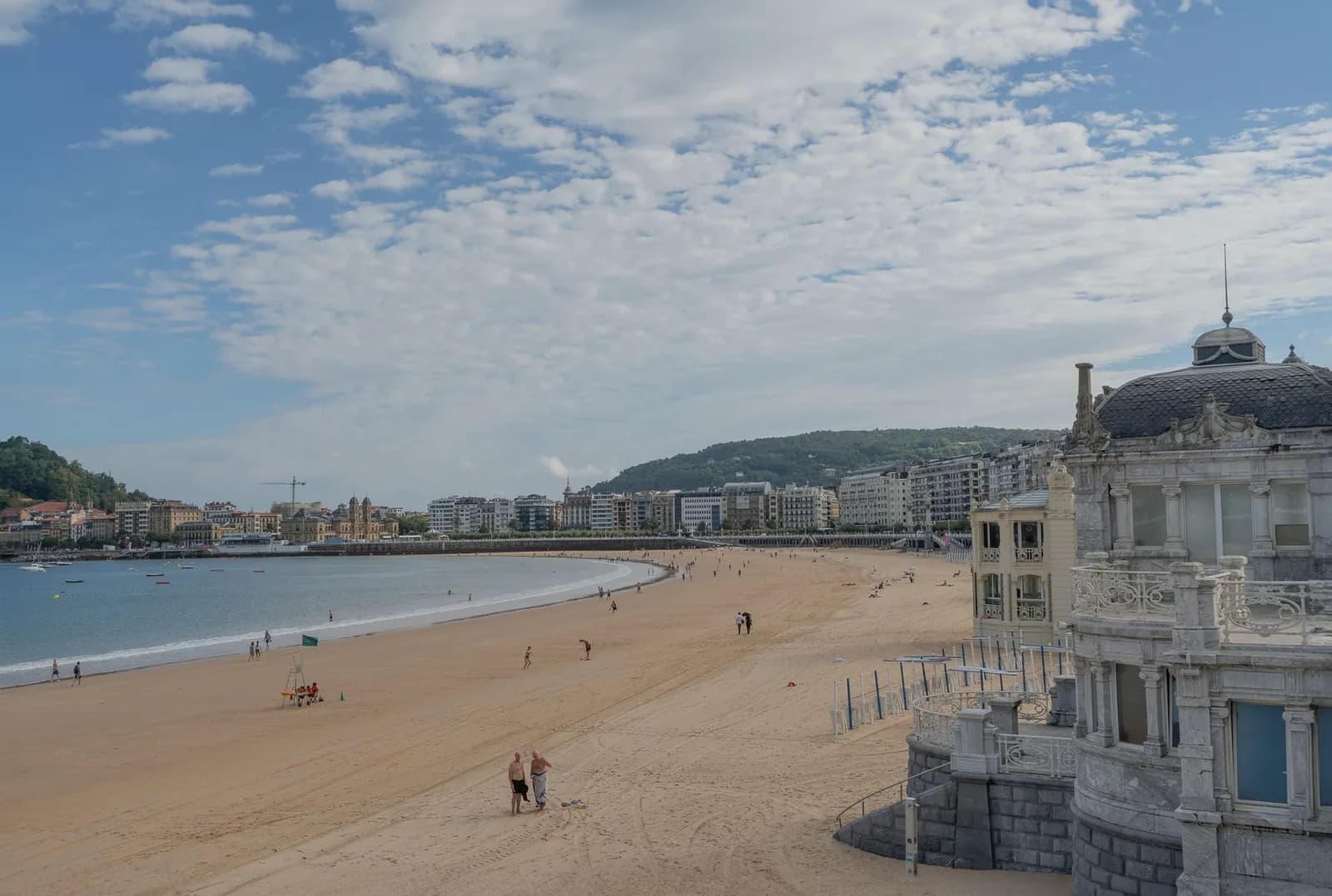 La plage de La Concha à San Sebastián, sa courbe de sable et le pavillon Belle Époque de La Perla au premier plan