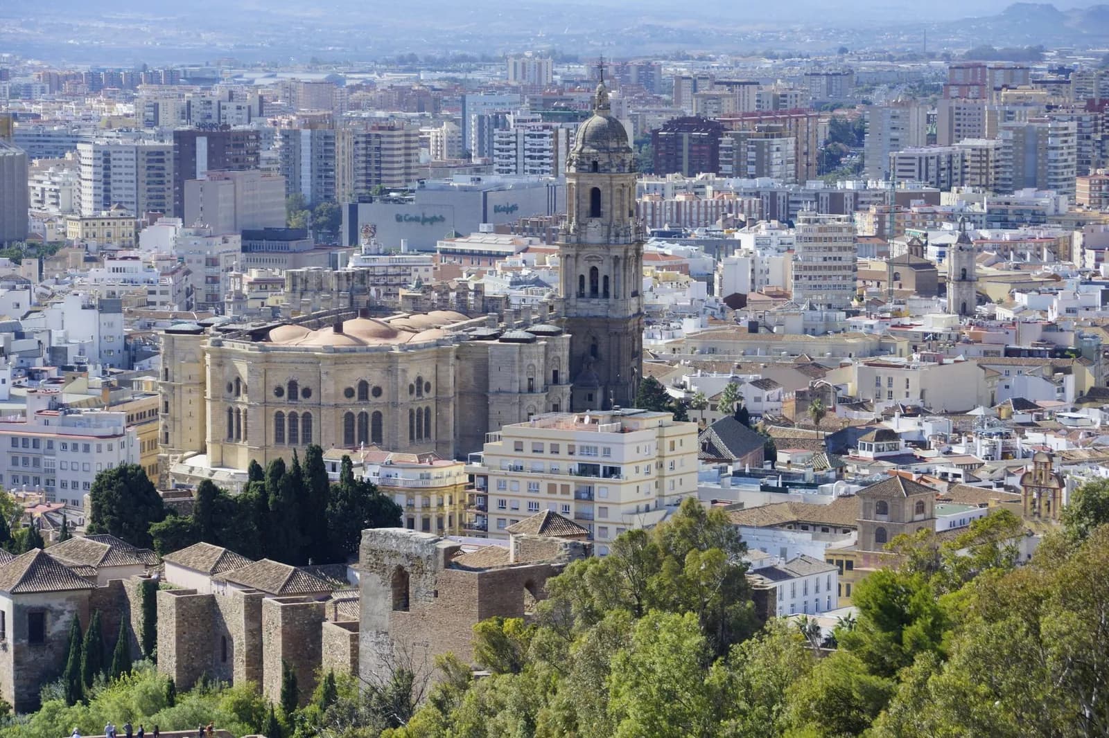 La cathédrale de Málaga et sa tour inachevée vues depuis les hauteurs de l'Alcazaba, au-dessus des toits du centre historique