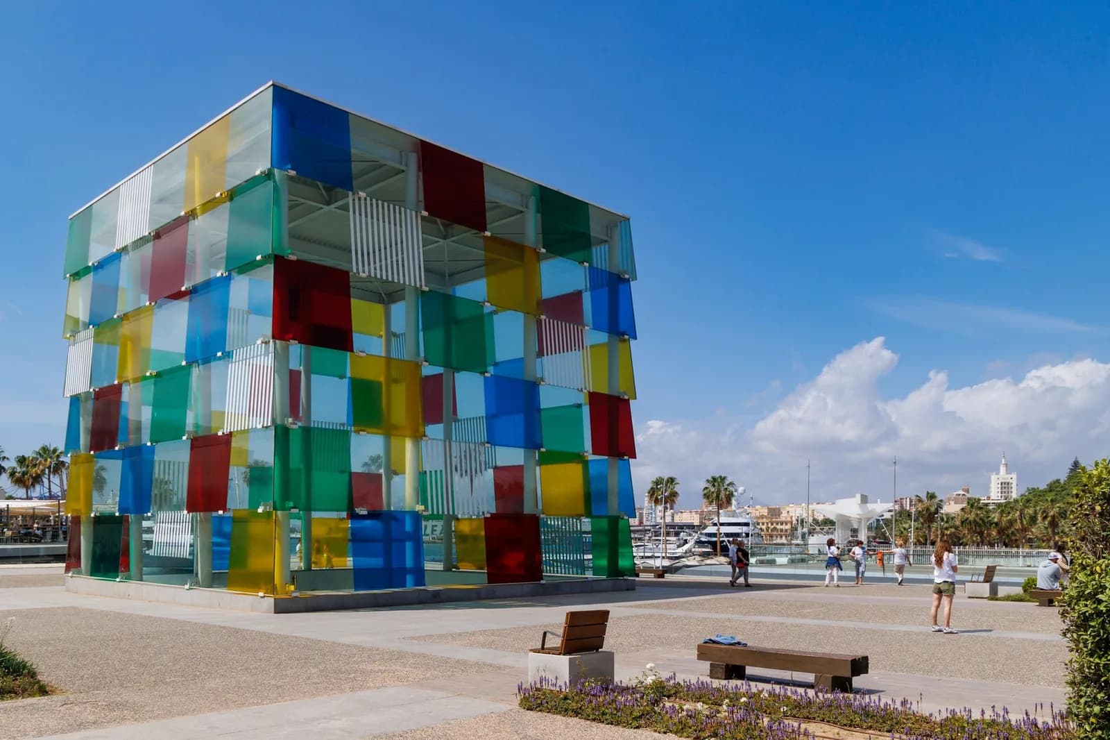 Le Cubo multicolore du Centre Pompidou Málaga sur le port, au Muelle Uno