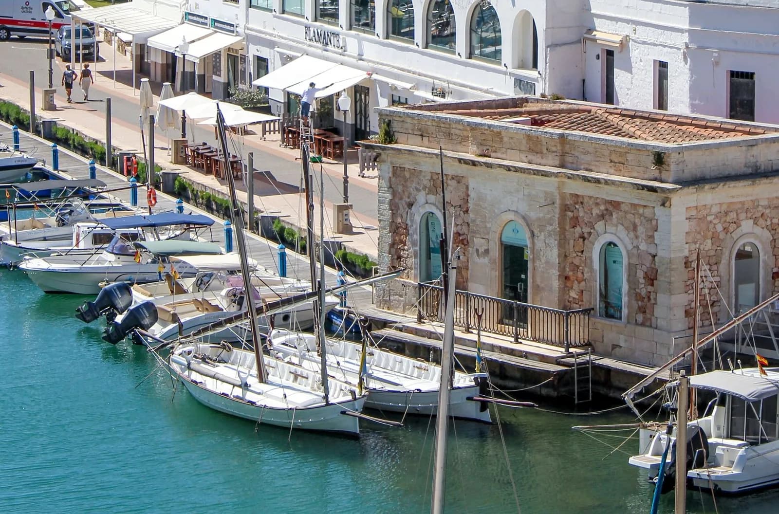 Port de Ciutadella à Minorque, llaüts et bateaux amarrés devant les façades blanches du quai