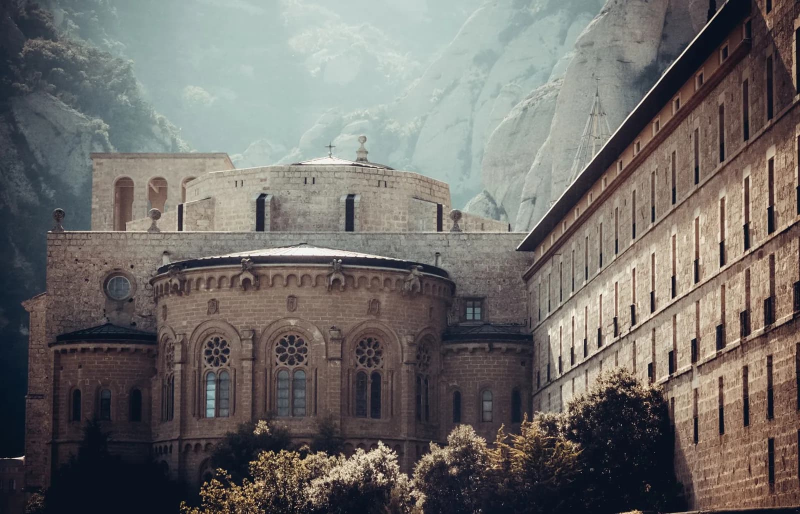L'abbaye de Montserrat en Catalogne, adossée aux pitons de conglomérat arrondis du massif