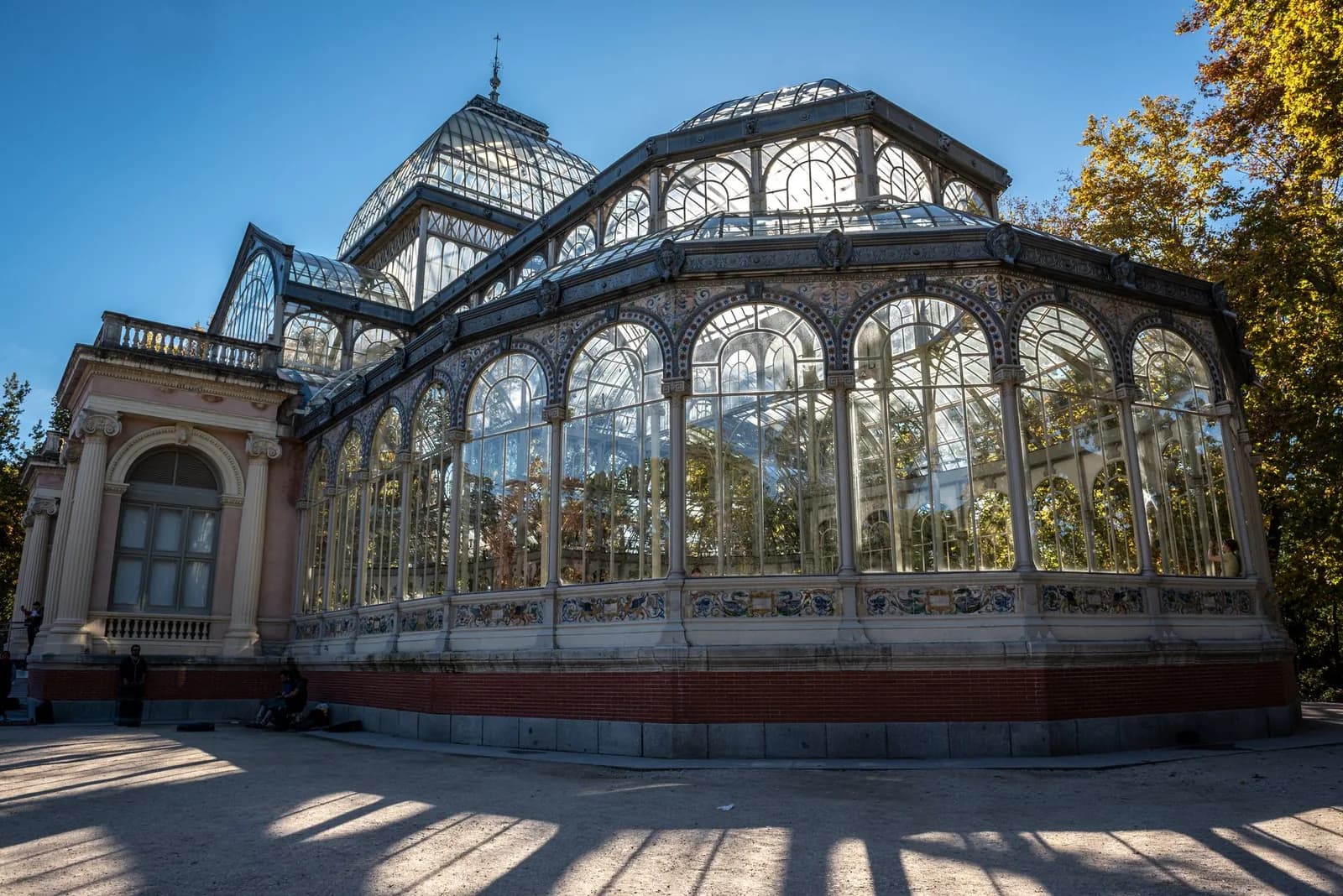 Le palais de cristal du parc du Retiro à Madrid, sa structure de verre et de fer et sa frise d'azulejos