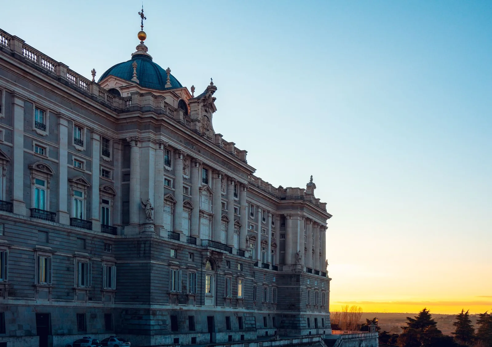 La façade nord du palais royal de Madrid au coucher du soleil, vue depuis les jardins de Sabatini
