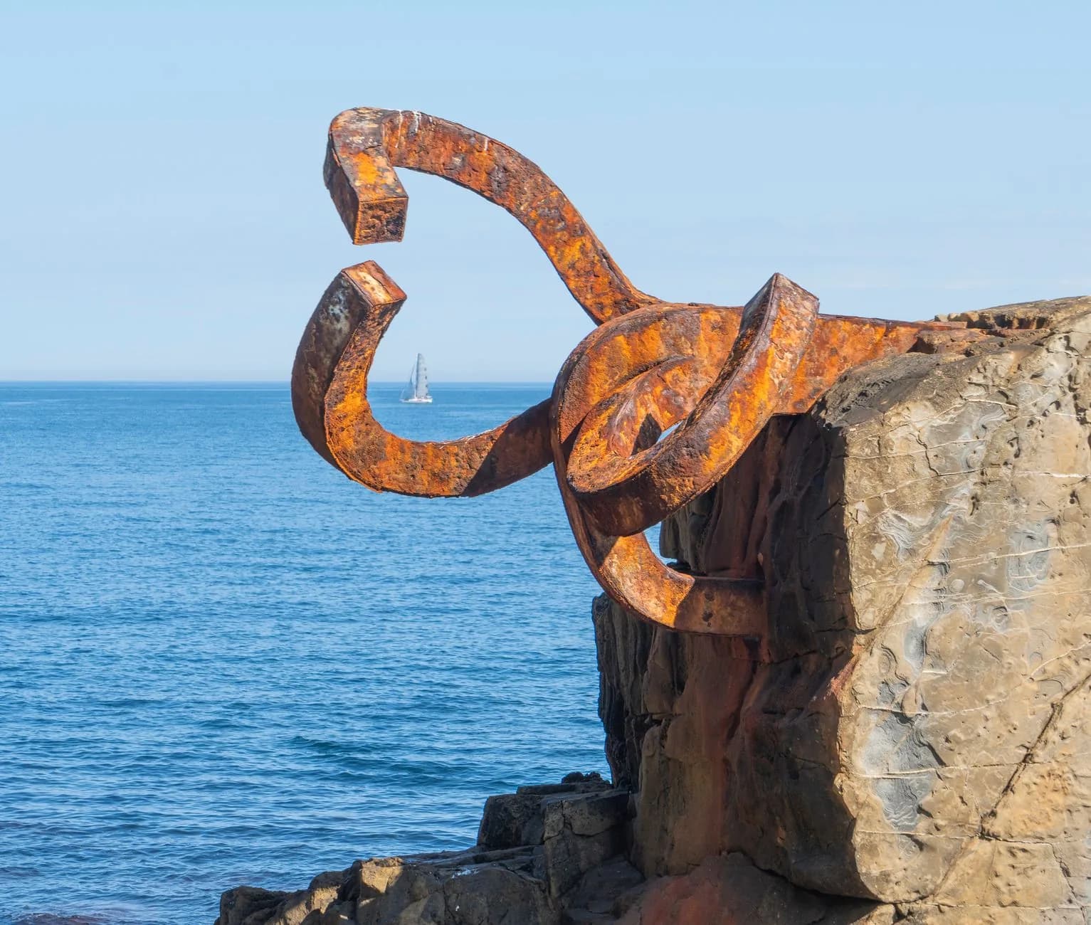 Le Peine del Viento d'Eduardo Chillida à San Sebastián, un peigne d'acier corten ancré dans la roche face au large