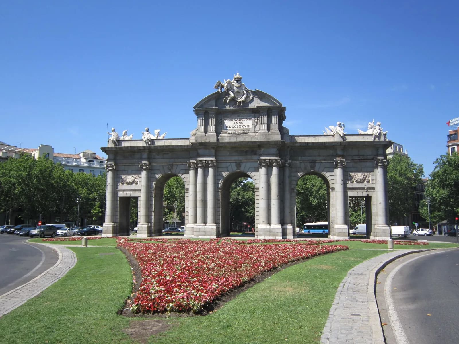 La Puerta de Alcalá à Madrid, arc de triomphe néoclassique à cinq baies, et ses parterres fleuris