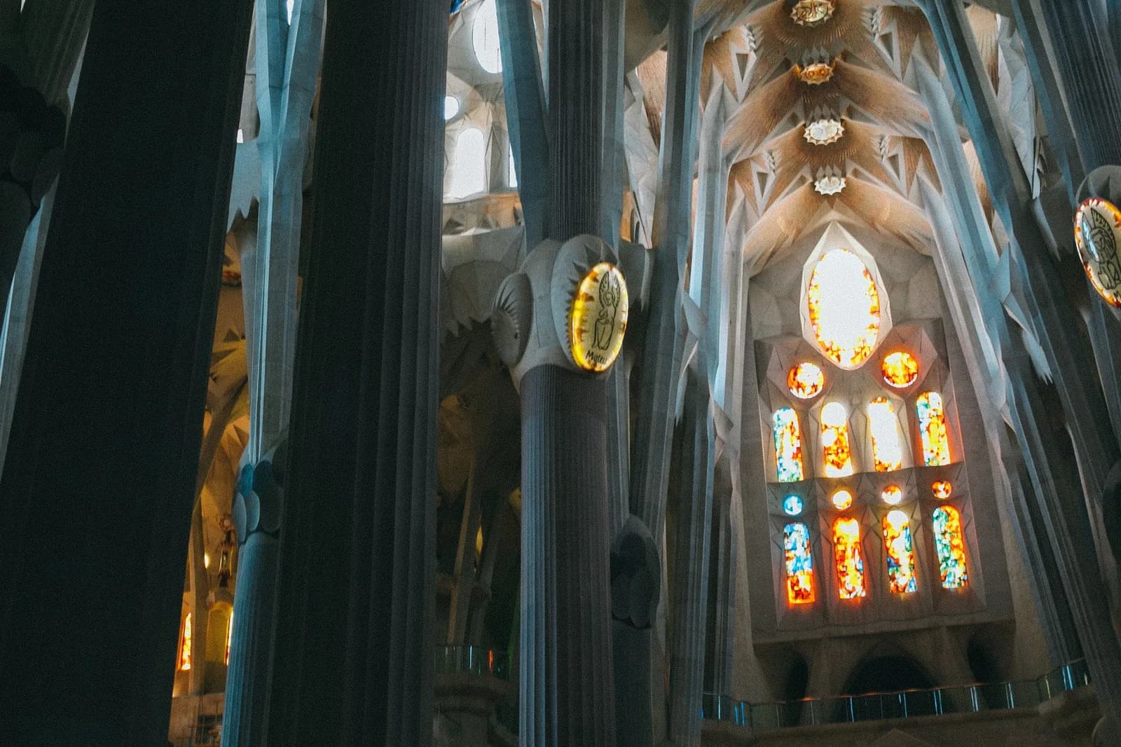 Nef de la Sagrada Família : colonnes arborescentes et vitraux colorés, à Barcelone