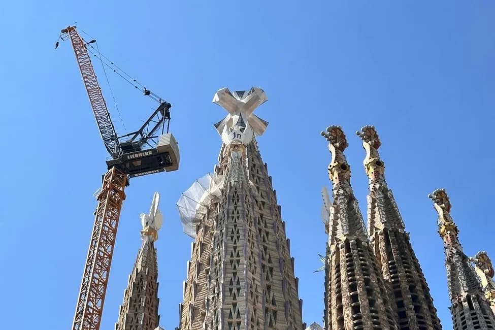 Tours en construction de la Sagrada Família avec une grue de chantier, à Barcelone